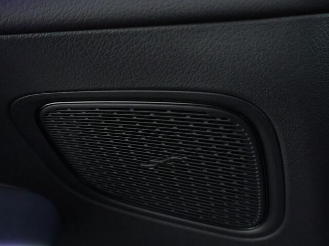 Mercedes-Benz Glc Coupé 300 e 4Matic AMG Plug-In Hybride | Trekhaak | Sfeerverlichting | Car Play | Parkeerpakket met Camera | Stuur en Stoelverwarming | Inclusief 24 maanden Mercedes-Benz Certified garantie voor Europa.