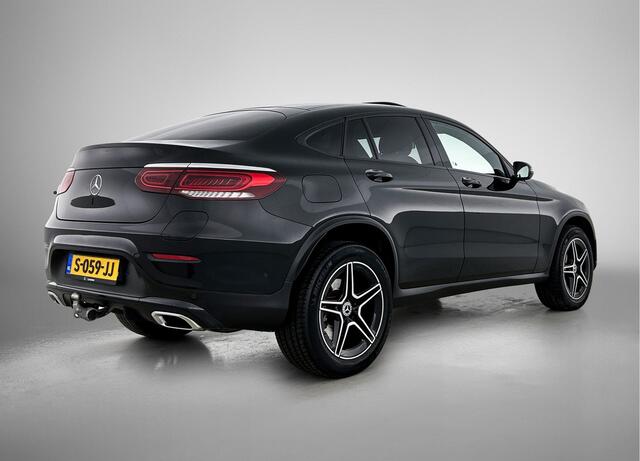 Mercedes-Benz Glc Coupé 300e AMG Nightpakket | Schuif-Kanteldak | Trekhaak | Zadelbruin Interieur | Sfeerverlichting | Stoelverwarming | CarPlay | LED | Inclusief 24 maanden Mercedes-Benz Certified garantie voor Europa.