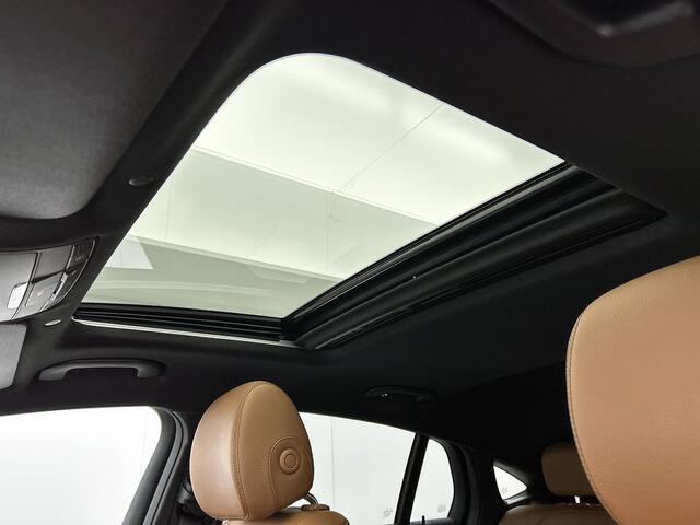 Mercedes-Benz Glc Coupé 300e AMG Nightpakket | Schuif-Kanteldak | Trekhaak | Zadelbruin Interieur | Sfeerverlichting | Stoelverwarming | CarPlay | LED | Inclusief 24 maanden Mercedes-Benz Certified garantie voor Europa.