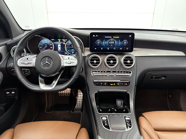 Mercedes-Benz Glc Coupé 300e AMG Nightpakket | Schuif-Kanteldak | Trekhaak | Zadelbruin Interieur | Sfeerverlichting | Stoelverwarming | CarPlay | LED | Inclusief 24 maanden Mercedes-Benz Certified garantie voor Europa.