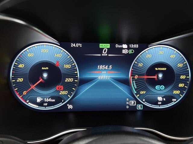 Mercedes-Benz Glc Coupé 300e AMG Nightpakket | Schuif-Kanteldak | Trekhaak | Zadelbruin Interieur | Sfeerverlichting | Stoelverwarming | CarPlay | LED | Inclusief 24 maanden Mercedes-Benz Certified garantie voor Europa.