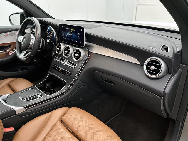 Mercedes-Benz Glc Coupé 300e AMG Nightpakket | Schuif-Kanteldak | Trekhaak | Zadelbruin Interieur | Sfeerverlichting | Stoelverwarming | CarPlay | LED | Inclusief 24 maanden Mercedes-Benz Certified garantie voor Europa.