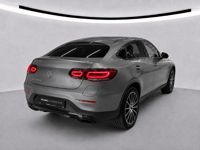 Mercedes-Benz Glc Coupé 300e 4MATIC Premium Plus | Panoramadak | Stuurverwarming | Stoelverwarming | Head-Up Display | Massage | Memory Seats | Luchtvering | Keyless | 360 Camera | Leer | Ambiance Verlichting | Trekhaak | Apple Carplay | Na