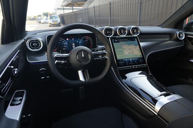 Mercedes-Benz Glc Coupé 300e 4MATIC AMG Line Plus | 313PK | Navi | Stoelverwarming | Camera | 20" | Mercedes-Benz GLC Coupé 300e AMG Line Plus 313 PK Plug-in Hybrid met 2.0 viercilinder, navigatie, stoelverwarming, achteruitrijcamera, adaptieve cruise control, Premium Plus-pakket, Matrix LE