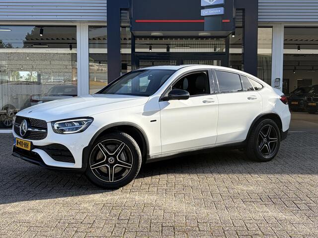Mercedes-Benz Glc Coupé 300e 4MATIC Premium Plus / AMG-Styling / Automaat / Vol-Leder / Schuif-Kanteldak / Luchtvering / Stoelverwarming / Adaptieve Cruise-Control / 360°-Camera / Sfeerverlichting / Elektr.-Trekhaak / Elektr.-Achterklep / Apple-Carplay & Android-Auto / LED / Keyless / DAb Radio-Bluetooth / Navi / PDC V+A / 19'' LMV / ENZ.