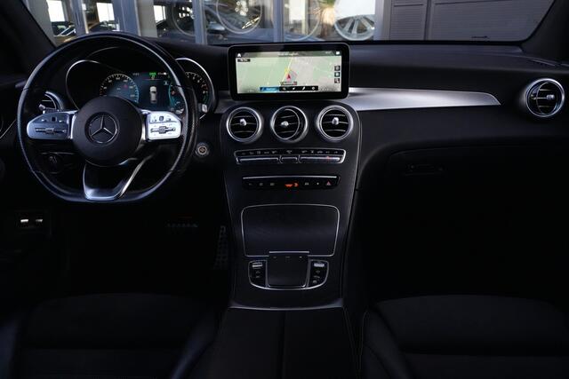 Mercedes-Benz Glc Coupé 300e 4MATIC AMG | PHEV | 320PK | Virtual Cockpit | Camera | 19'' | Een bijzonder fraaie combinatie van sportiviteit, luxe en efficiëntie. Deze Mercedes-Benz GLC Coupé 300e 4MATIC is uitgevoerd in de populaire AMG Line en combineert het elegante Coupé-design