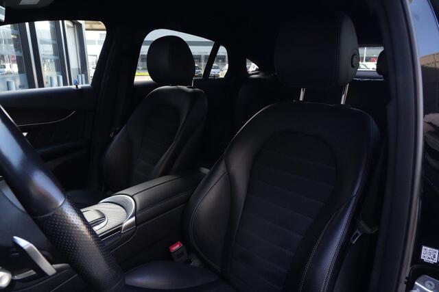 Mercedes-Benz Glc Coupé 300e 4MATIC AMG | PHEV | 320PK | Virtual Cockpit | Camera | 19'' | Een bijzonder fraaie combinatie van sportiviteit, luxe en efficiëntie. Deze Mercedes-Benz GLC Coupé 300e 4MATIC is uitgevoerd in de populaire AMG Line en combineert het elegante Coupé-design