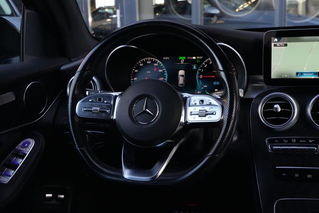 Mercedes-Benz Glc Coupé 300e 4MATIC AMG | PHEV | 320PK | Virtual Cockpit | Camera | 19'' | Een bijzonder fraaie combinatie van sportiviteit, luxe en efficiëntie. Deze Mercedes-Benz GLC Coupé 300e 4MATIC is uitgevoerd in de populaire AMG Line en combineert het elegante Coupé-design