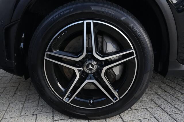 Mercedes-Benz Glc Coupé 300e 4MATIC AMG | PHEV | 320PK | Virtual Cockpit | Camera | 19'' | Een bijzonder fraaie combinatie van sportiviteit, luxe en efficiëntie. Deze Mercedes-Benz GLC Coupé 300e 4MATIC is uitgevoerd in de populaire AMG Line en combineert het elegante Coupé-design