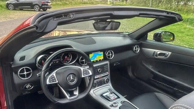 Mercedes-Benz SLC-KLASSE 200 AMG-LINE AUTOMAAT 22.000KM!!! UNIEK!! UNIEK!! CLIMATE CONTROL, NAVIGATIE, LEER, STOELVERWARMING, NEKVERWARMING, WINDSCHERM, NIGHTPAKKET, PANORAMADAK, DODEHOEK ASSIST, PARKEERHULP V/A, LED-LICHT, 18"AMG-VELGEN, ENZ. ENZ.