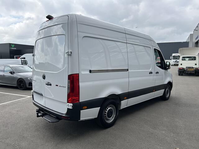 Mercedes-Benz SPRINTER 319 CDI L2 H2 3.0 V6 / 3500KG Trekhaak / 360 Camera / MBUX / Navigatie / Cruise control / Airco / 270 Graden achterdeuren