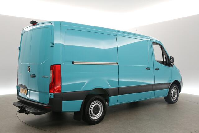 Mercedes-Benz SPRINTER 319 3.0 CDI L2H1 V6 191PK Automaat Airco Cruise Carplay Camera Navigatie 3 Persoons Trekhaak