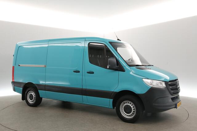 Mercedes-Benz SPRINTER 319 3.0 CDI L2H1 V6 191PK Automaat Airco Cruise Carplay Camera Navigatie 3 Persoons Trekhaak