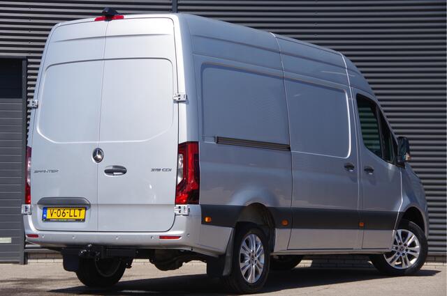 Mercedes-Benz SPRINTER 319 3.0 CDI V6 L2H2 AUT. LED, LEDER, 3.5T TREKHAAK, ADAPT. CRUISE, 360 CAMERA, MBUX 10'', MISTLAMPEN, CLIMA, PARKEERSENSOREN, APPLE CARPLAY, BETIMMERING