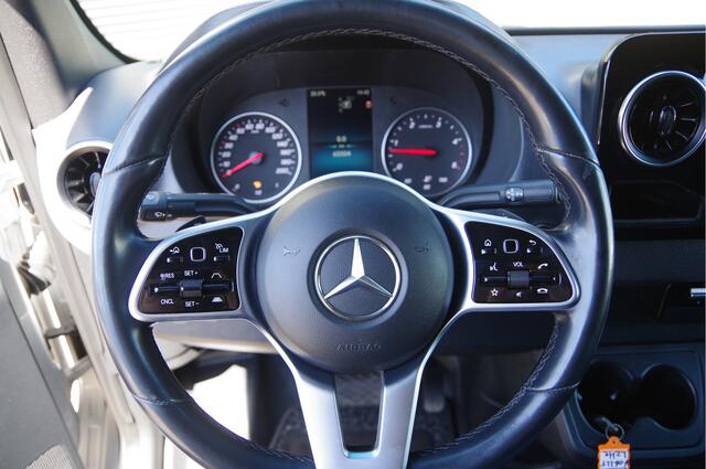 Mercedes-Benz SPRINTER 319 3.0 CDI V6 L2H2 AUT. LED, LEDER, 3.5T TREKHAAK, ADAPT. CRUISE, 360 CAMERA, MBUX 10'', MISTLAMPEN, CLIMA, PARKEERSENSOREN, APPLE CARPLAY, BETIMMERING