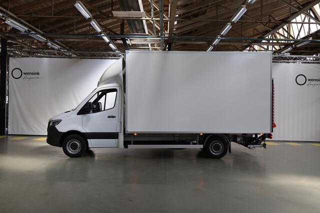 Mercedes-Benz SPRINTER 317 CDI Aut. | Bakwagen met DHollandia Laadklep | Zijdeur | NIEUW! | MBUX 10" | LED | Groot Navigatie | Airco | Cruise Control | Lederen Stuurwiel | Carplay / Android Auto