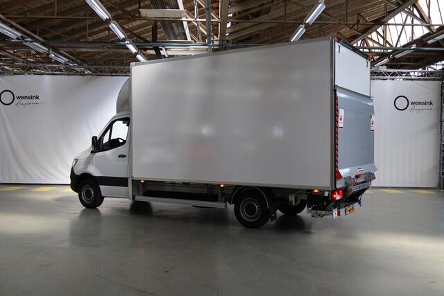 Mercedes-Benz SPRINTER 317 CDI Aut. | Bakwagen met DHollandia Laadklep | Zijdeur | NIEUW! | MBUX 10" | LED | Groot Navigatie | Airco | Cruise Control | Lederen Stuurwiel | Carplay / Android Auto