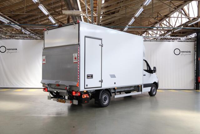 Mercedes-Benz SPRINTER 317 CDI Aut. | Bakwagen met DHollandia Laadklep | Zijdeur | NIEUW! | MBUX 10" | LED | Groot Navigatie | Airco | Cruise Control | Lederen Stuurwiel | Carplay / Android Auto