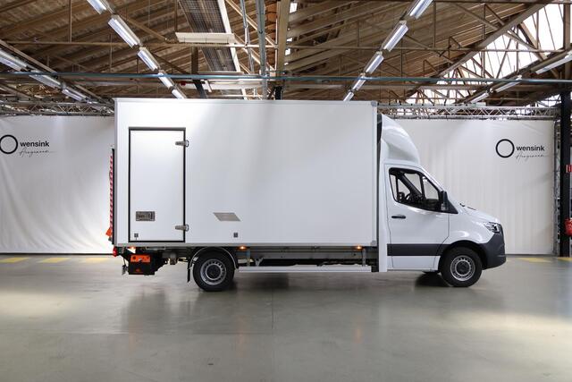 Mercedes-Benz SPRINTER 317 CDI Aut. | Bakwagen met DHollandia Laadklep | Zijdeur | NIEUW! | MBUX 10" | LED | Groot Navigatie | Airco | Cruise Control | Lederen Stuurwiel | Carplay / Android Auto