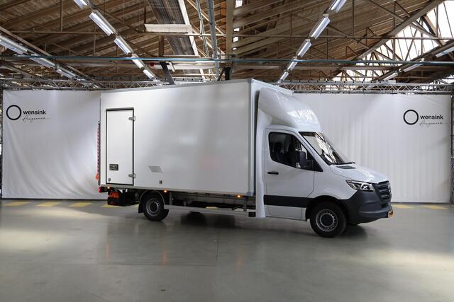 Mercedes-Benz SPRINTER 317 CDI Aut. | Bakwagen met DHollandia Laadklep | Zijdeur | NIEUW! | MBUX 10" | LED | Groot Navigatie | Airco | Cruise Control | Lederen Stuurwiel | Carplay / Android Auto