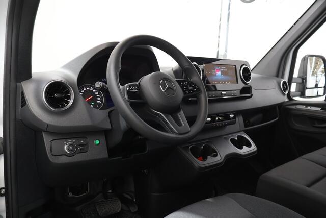 Mercedes-Benz SPRINTER 317 CDI Aut. | Bakwagen met DHollandia Laadklep | Zijdeur | NIEUW! | MBUX 10" | LED | Groot Navigatie | Airco | Cruise Control | Lederen Stuurwiel | Carplay / Android Auto