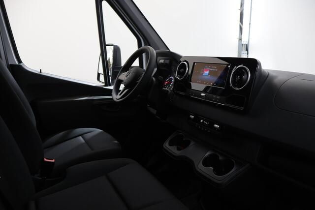 Mercedes-Benz SPRINTER 317 CDI Aut. | Bakwagen met DHollandia Laadklep | Zijdeur | NIEUW! | MBUX 10" | LED | Groot Navigatie | Airco | Cruise Control | Lederen Stuurwiel | Carplay / Android Auto