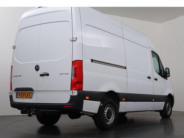 Mercedes-Benz SPRINTER 317 CDI L2 H2 | AUTOMAAT | APPLE CARPLAY - ANDROID AUTO | BETIMMERDE LAADRUIMTE | 2800 KG AHW | STOELVERWARMING BESTUURDERSSTOEL | LEREN BEKLEDING | AIRCO
