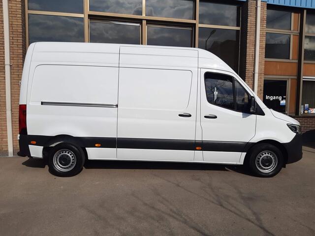 Mercedes-Benz SPRINTER 150Pk L2/H2 MBux Navigatie Camera 3-Persoons Trekhaak