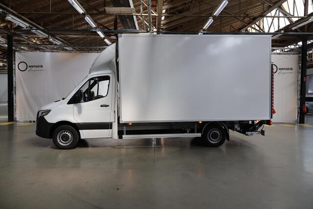 Mercedes-Benz SPRINTER 317 CDI Aut. | Bakwagen met DHollandia Laadklep | Zijdeur | NIEUW! | MBUX 10" | LED | Groot Navigatie | Airco | Cruise Control | Lederen Stuurwiel | Carplay / Android Auto