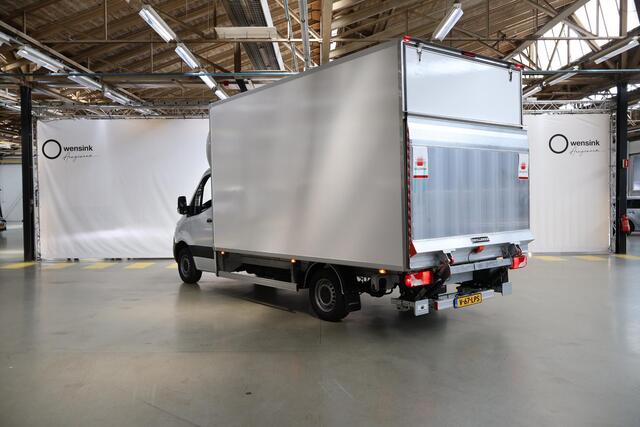Mercedes-Benz SPRINTER 317 CDI Aut. | Bakwagen met DHollandia Laadklep | Zijdeur | NIEUW! | MBUX 10" | LED | Groot Navigatie | Airco | Cruise Control | Lederen Stuurwiel | Carplay / Android Auto