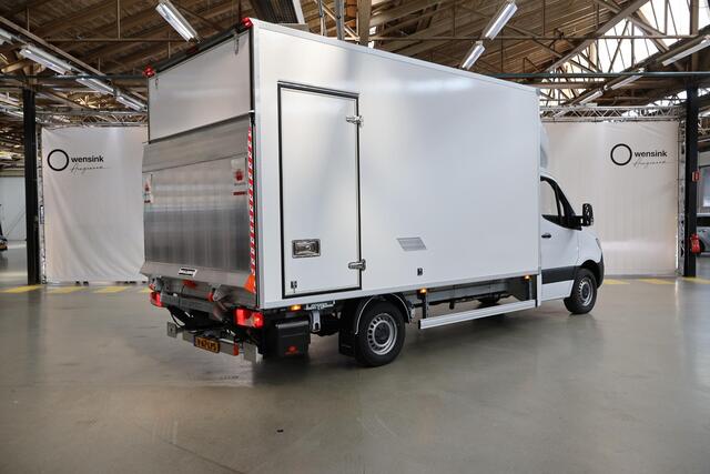 Mercedes-Benz SPRINTER 317 CDI Aut. | Bakwagen met DHollandia Laadklep | Zijdeur | NIEUW! | MBUX 10" | LED | Groot Navigatie | Airco | Cruise Control | Lederen Stuurwiel | Carplay / Android Auto