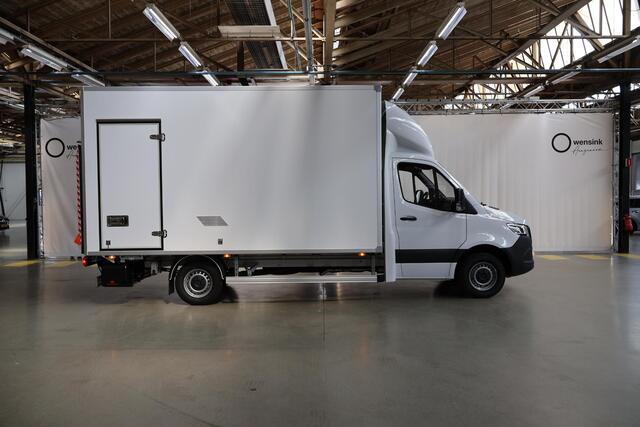 Mercedes-Benz SPRINTER 317 CDI Aut. | Bakwagen met DHollandia Laadklep | Zijdeur | NIEUW! | MBUX 10" | LED | Groot Navigatie | Airco | Cruise Control | Lederen Stuurwiel | Carplay / Android Auto