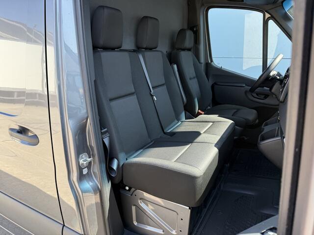 Mercedes-Benz SPRINTER 319 1.9 CDI Automaat L2H2 Airco Cruise Control Lane Assist Camera Carplay Dodehoek waarschuwing Parkeersensoren voor achter