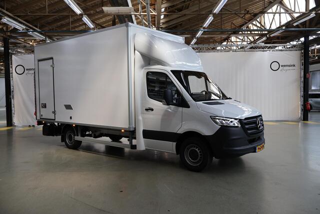 Mercedes-Benz SPRINTER 317 CDI Aut. | Bakwagen met DHollandia Laadklep | Zijdeur | NIEUW! | MBUX 10" | LED | Groot Navigatie | Airco | Cruise Control | Lederen Stuurwiel | Carplay / Android Auto