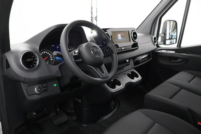 Mercedes-Benz SPRINTER 317 CDI Aut. | Bakwagen met DHollandia Laadklep | Zijdeur | NIEUW! | MBUX 10" | LED | Groot Navigatie | Airco | Cruise Control | Lederen Stuurwiel | Carplay / Android Auto