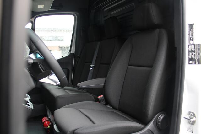 Mercedes-Benz SPRINTER 317CDI L2H2 Pro - Mbux 10 - 3.5t Trekhaak - Betimmering - Camera - Carplay - Bind spot - Cruise - Smartphone integratie - Rijklaar