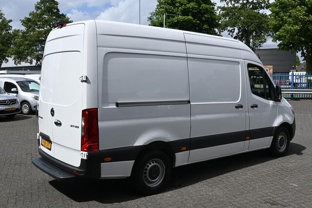 Mercedes-Benz SPRINTER 317 CDI L2H2 MBUX met navigatie en camera met parkeersensoren