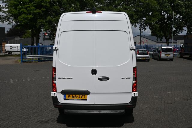 Mercedes-Benz SPRINTER 317 CDI L2H2 MBUX met navigatie en camera met parkeersensoren