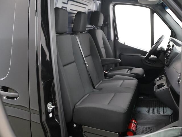 Mercedes-Benz SPRINTER 319 CDI L2 H2 Select | Aut. | EDITION | LM Velgen | Spoilerpakket | Treeplanken | Zonneklep | Keyless Go | Parkeercamera | Bluetooth | Airco | 3-zits | Led Koplampen | 3500 KG. AHW | NIEUW |