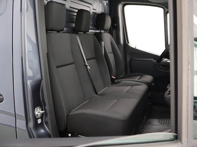 Mercedes-Benz SPRINTER 319 CDI | L2 H2 | Select | Aut. | EDITION | LM VELGEN | SPOILERPAKKET | TREEPLANKEN | ZONNEKLEP | Navigatie | Airco | Stoelverwarming | Achteruitrijcamera | Distronic | Dodehoekassistent | Geveerde Comfortstoel en bijrijdersbank | Trekhaakvoorbereiding 35