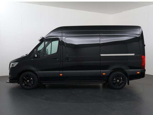 Mercedes-Benz SPRINTER 319 L2 H2 Select | Aut. | EDITION | LM VELGEN | SPOILERPAKKET | TREEPLANKEN | ZONNEKLEP | Geveerde Chauffeursstoel | Twee Schuifdeuren | Parkeercamera | Distronic Plus | Dodehoekassistent | Navigatie | LED met Grootichtassistent | Airco | 3-zits | Certifi