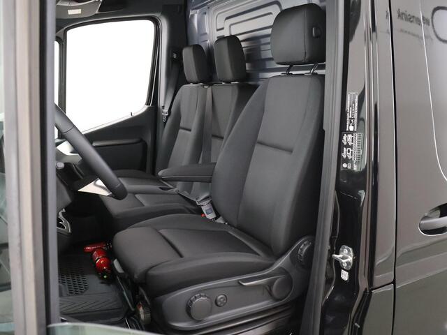Mercedes-Benz SPRINTER 319 L2 H2 Select | Aut. | EDITION | LM VELGEN | SPOILERPAKKET | TREEPLANKEN | ZONNEKLEP | Geveerde Chauffeursstoel | Twee Schuifdeuren | Parkeercamera | Distronic Plus | Dodehoekassistent | Navigatie | LED met Grootichtassistent | Airco | 3-zits | Certifi