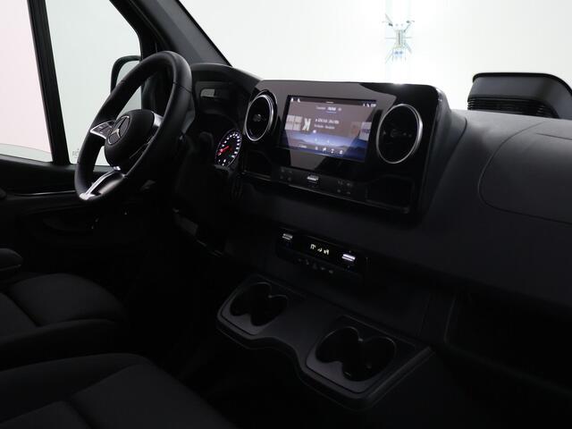 Mercedes-Benz SPRINTER 319 L2 H2 Select | Aut. | EDITION | LM VELGEN | SPOILERPAKKET | TREEPLANKEN | ZONNEKLEP | Geveerde Chauffeursstoel | Twee Schuifdeuren | Parkeercamera | Distronic Plus | Dodehoekassistent | Navigatie | LED met Grootichtassistent | Airco | 3-zits | Certifi
