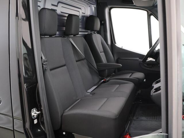 Mercedes-Benz SPRINTER 319 L2 H2 Select | Aut. | EDITION | LM VELGEN | SPOILERPAKKET | TREEPLANKEN | ZONNEKLEP | Geveerde Chauffeursstoel | Twee Schuifdeuren | Parkeercamera | Distronic Plus | Dodehoekassistent | Navigatie | LED met Grootichtassistent | Airco | 3-zits | Certifi