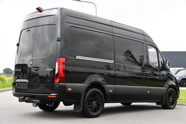 Mercedes-Benz SPRINTER 319 V6 3.0 CDI L2H2 Black Edition 360 Camera, Cruise, 3500KG Trekhaak, Carplay, 10,5" Mbux, 190PK, Automaat, LED, Stoelverwarming, Uniek!