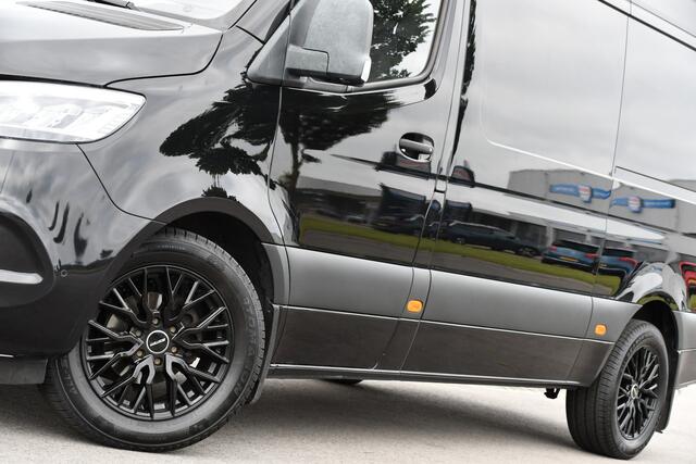 Mercedes-Benz SPRINTER 319 V6 3.0 CDI L2H2 Black Edition 360 Camera, Cruise, 3500KG Trekhaak, Carplay, 10,5" Mbux, 190PK, Automaat, LED, Stoelverwarming, Uniek!