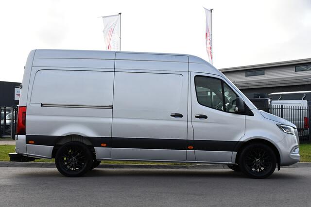 Mercedes-Benz SPRINTER 319 3.0 CDI L2H2 PB Edition Camera, Cruise, Carplay, 3500kg Trekhaak, 10,5'' Mbux, LED, Stoelverwarming, 360 Sensoren, Uniek!