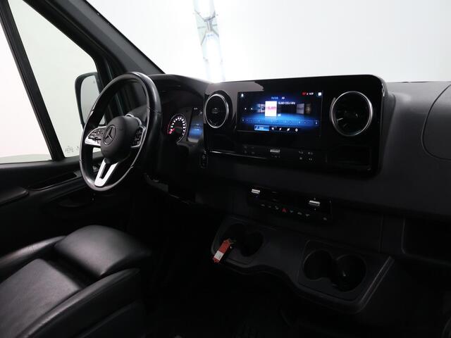 Mercedes-Benz SPRINTER 319 3.0 CDI | L2 H1 | V6 | Dubbele Cabine | Climate Control | Schuifdeur L+R | Lederen bekleding | LED | Sidebars | LM Velgen | Trekhaak | Parkeercamera | Stoelverwarming | Certified