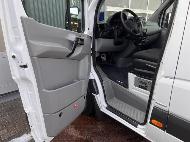 Mercedes-Benz SPRINTER 516 160pk Hoogwerker 13 meter Euro 6 Pto Omvormer Verkeersbord Bedieningspaneel Kastinrichting Airco Cruise control Tachograaf Steunpoten Telefoonverbinding