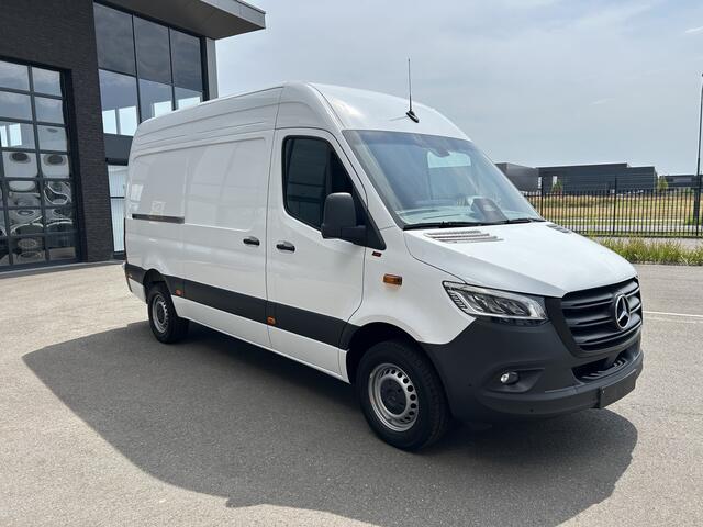 Mercedes-Benz SPRINTER 317 CDI L2 H2 PRO / LED / MBUX / Navigatie / Camera / Parkeersensoren / Cruise control / Airco / 270 Graden achterdeuren